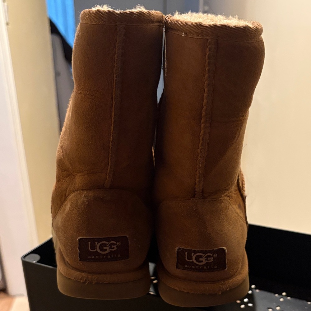 UGG - Picture 3 of 4